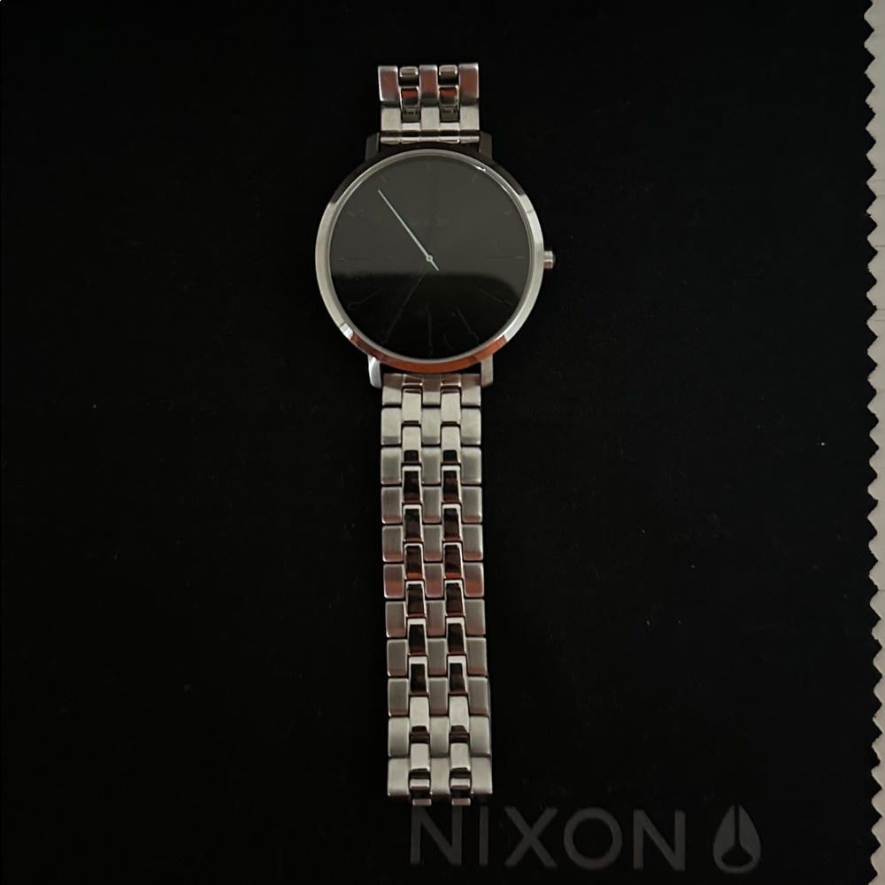 Nixon Silver and Black Arrow
